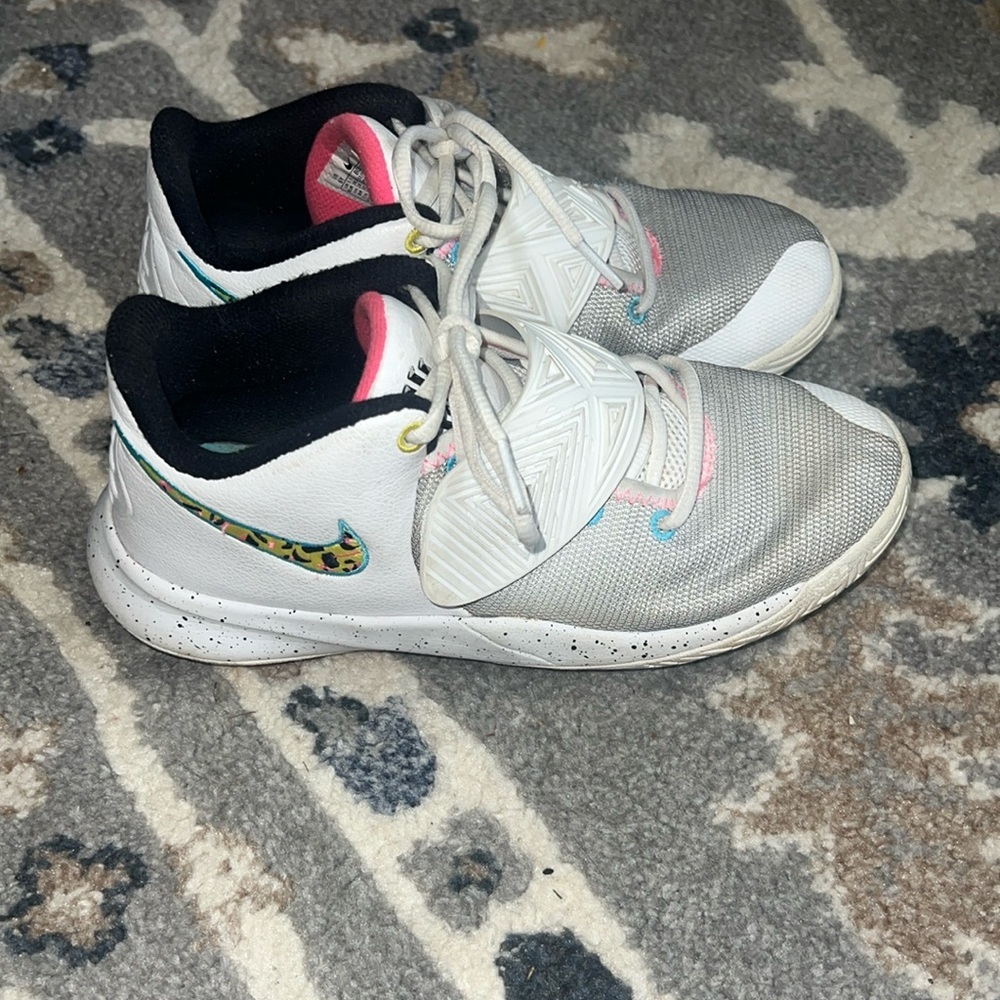 Nike Youth Kyrie Flytrap III GS Basketball Shoes White Multicolor BQ5620-104